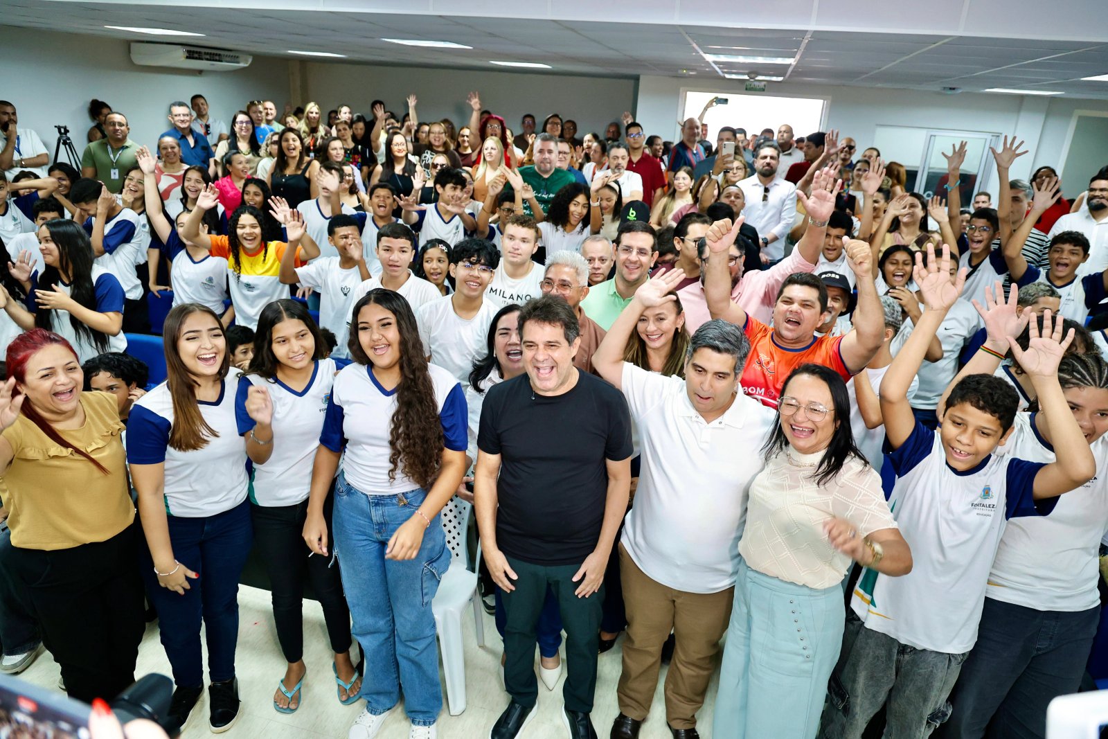 grupo de pessoas posa para a foto